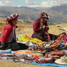 Índias peruanas mostram como fazem e tingem a lã que usamos