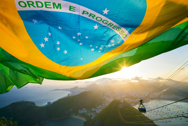 A necessidade do brasileiro de ser adorado em outros países